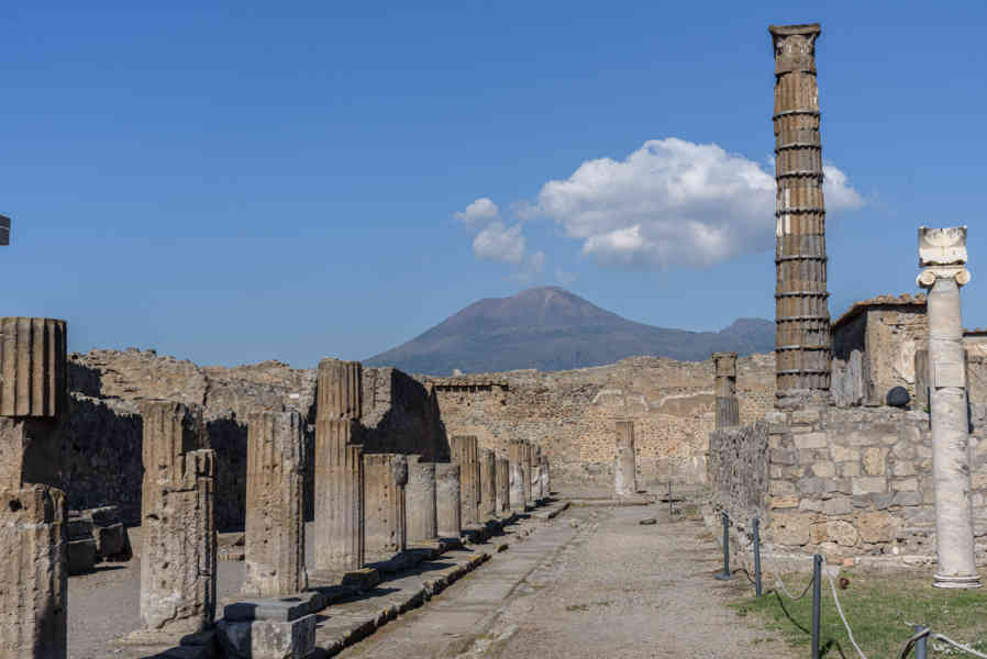 114 - Italia - Pompeya - parque arqueológico de Pompeya - Santuario de Apolo.jpg